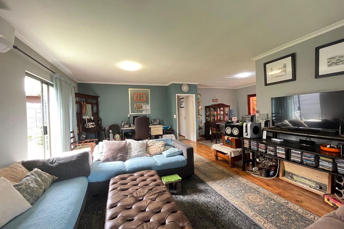 Prime Location: Impeccable Family Home for Sale - Photo 4