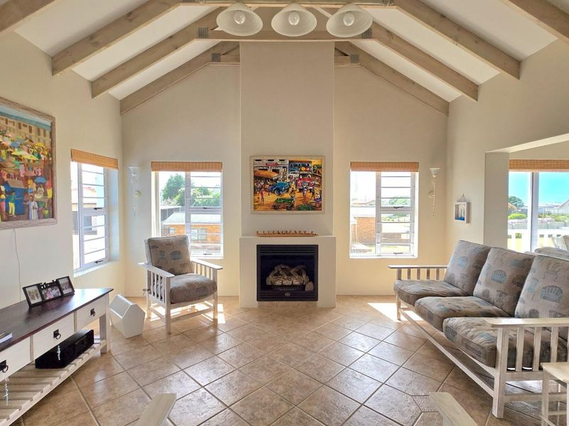 Luxurious Franskraal 3-Bedroom House: Entertainer's Dream with Modern Finishes and Sea Views. - Photo 5