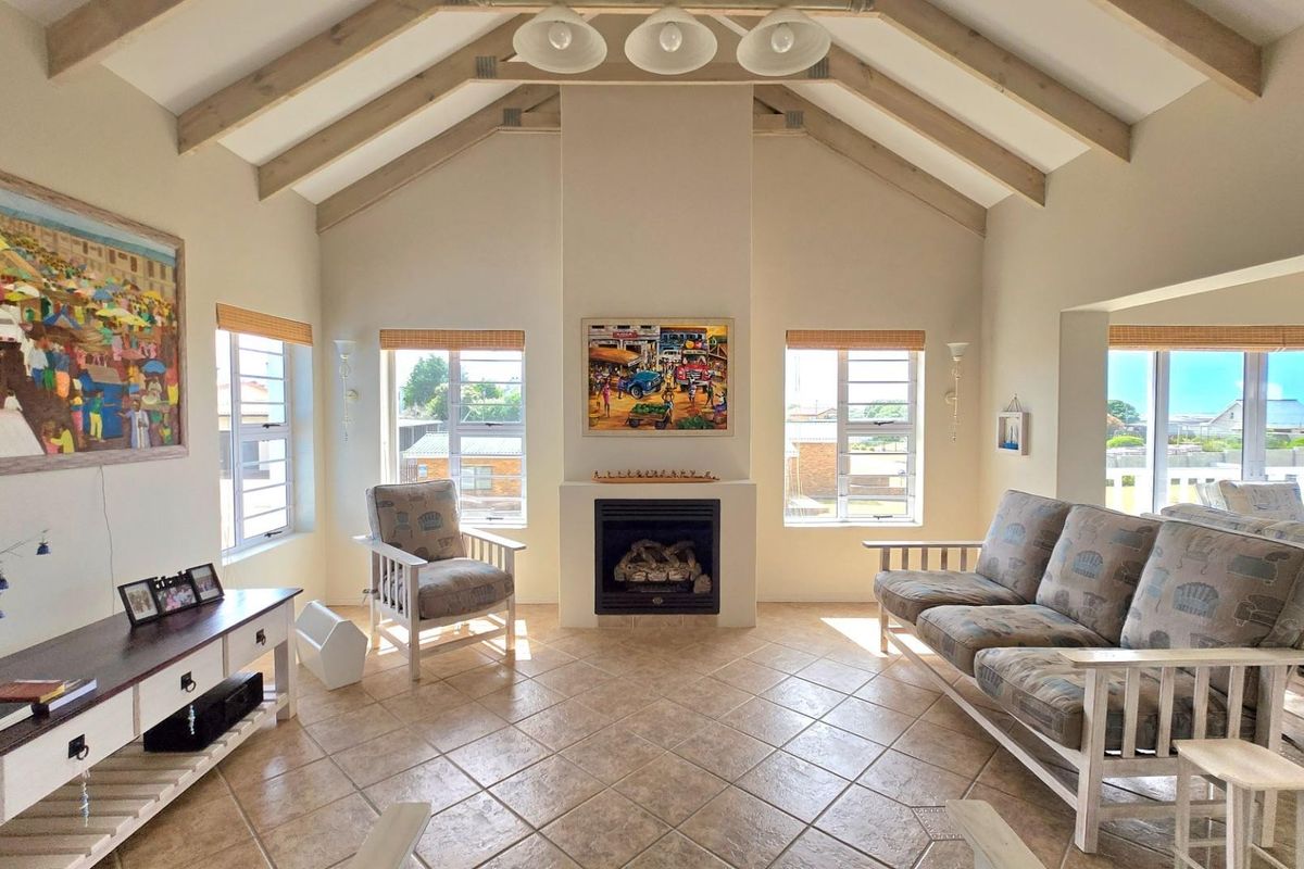 Luxurious Franskraal 3-Bedroom House: Entertainer's Dream with Modern Finishes and Sea Views. - Photo 5