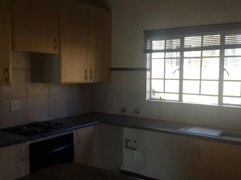 2 Bedroom Top floor Apartment in Olympus, Faerie Glen. - Photo 3