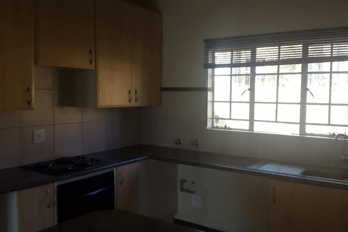 2 Bedroom Top floor Apartment in Olympus, Faerie Glen. - Photo 3