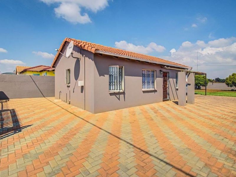 3 Bedroom House for Sale in Windmill Park - Photo 2