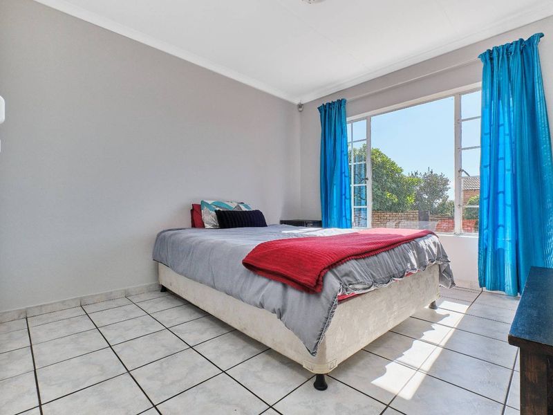 Secure, Pet-Friendly Townhouse with Wrap-Around Garden. - Photo 5