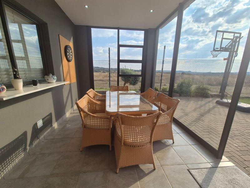 Modern, Elegant, Private Corner Unit Overlooking Nature - Photo 2