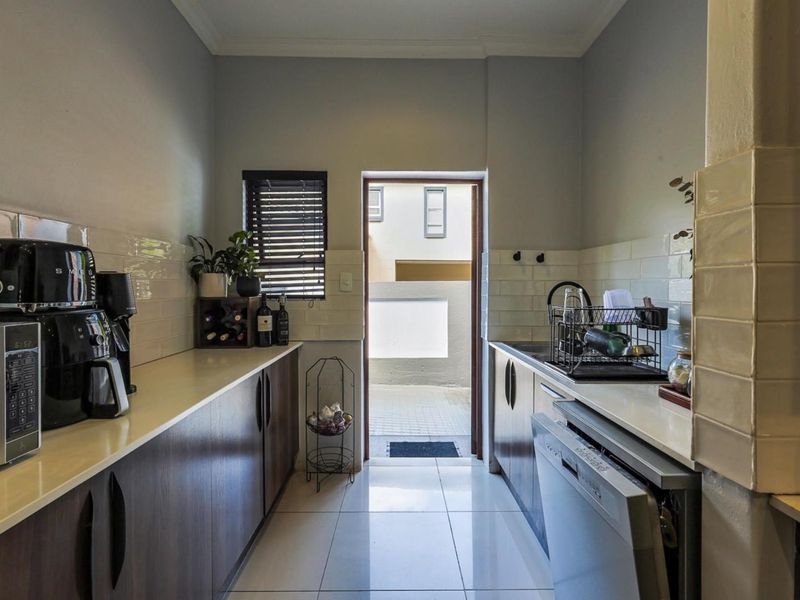 Charming Family Home: Newly Renovated 3-Bedroom - Photo 8