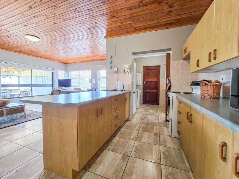 Neat family home for sale in Stilbaai-Wes. - Photo 8