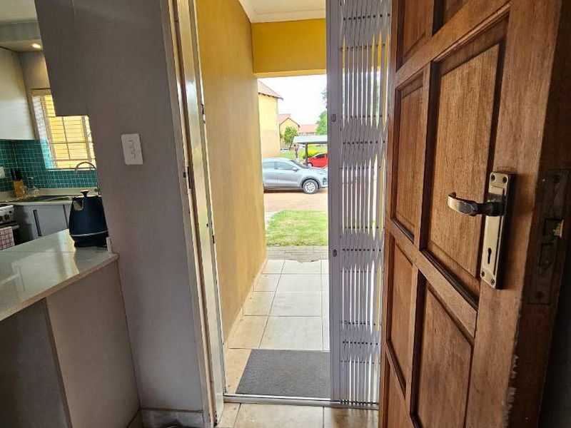 2 bedroom town house in the heart of Eldorette - Photo 3