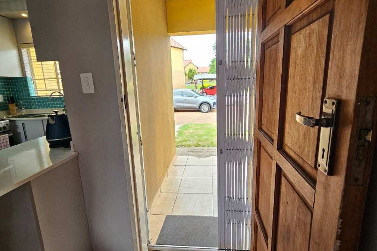 2 bedroom town house in the heart of Eldorette - Photo 3