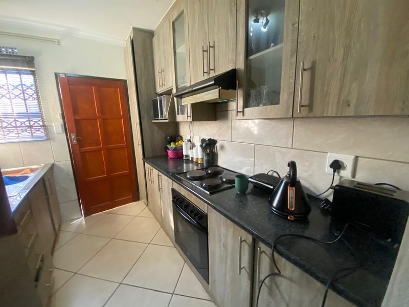 Three Bedroom Home for Rent - Photo 8