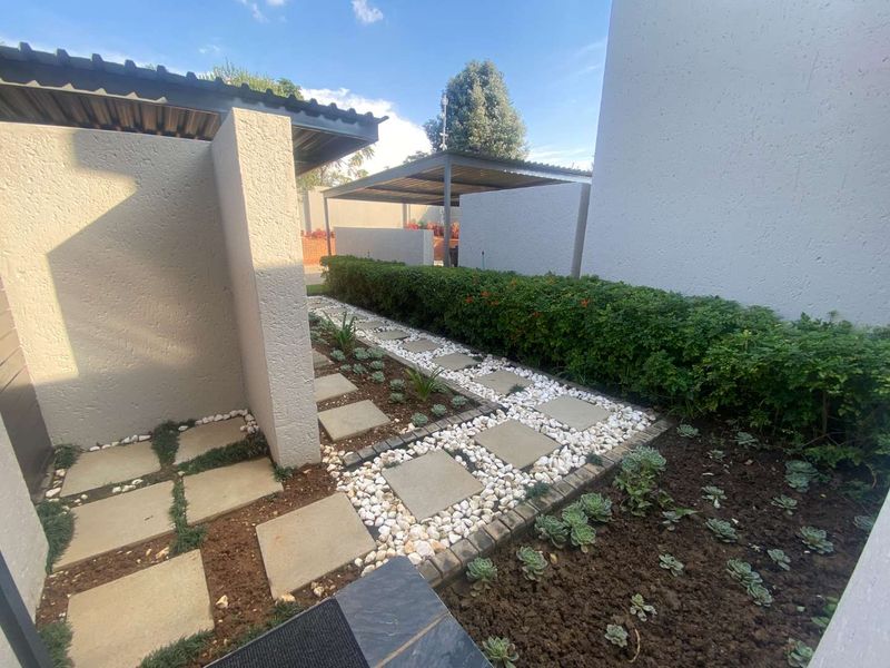 Serene living awaits, beautiful townhouse with top amenities - To Let - Photo 7