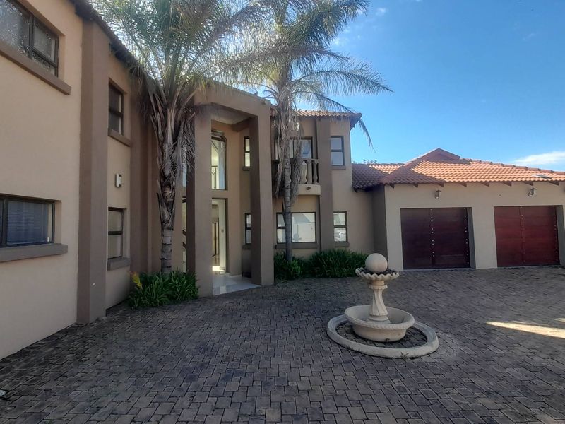 Elevate Your Lifestyle: Luxurious 4-Bed, 4-Bath Estate Living - Photo 2