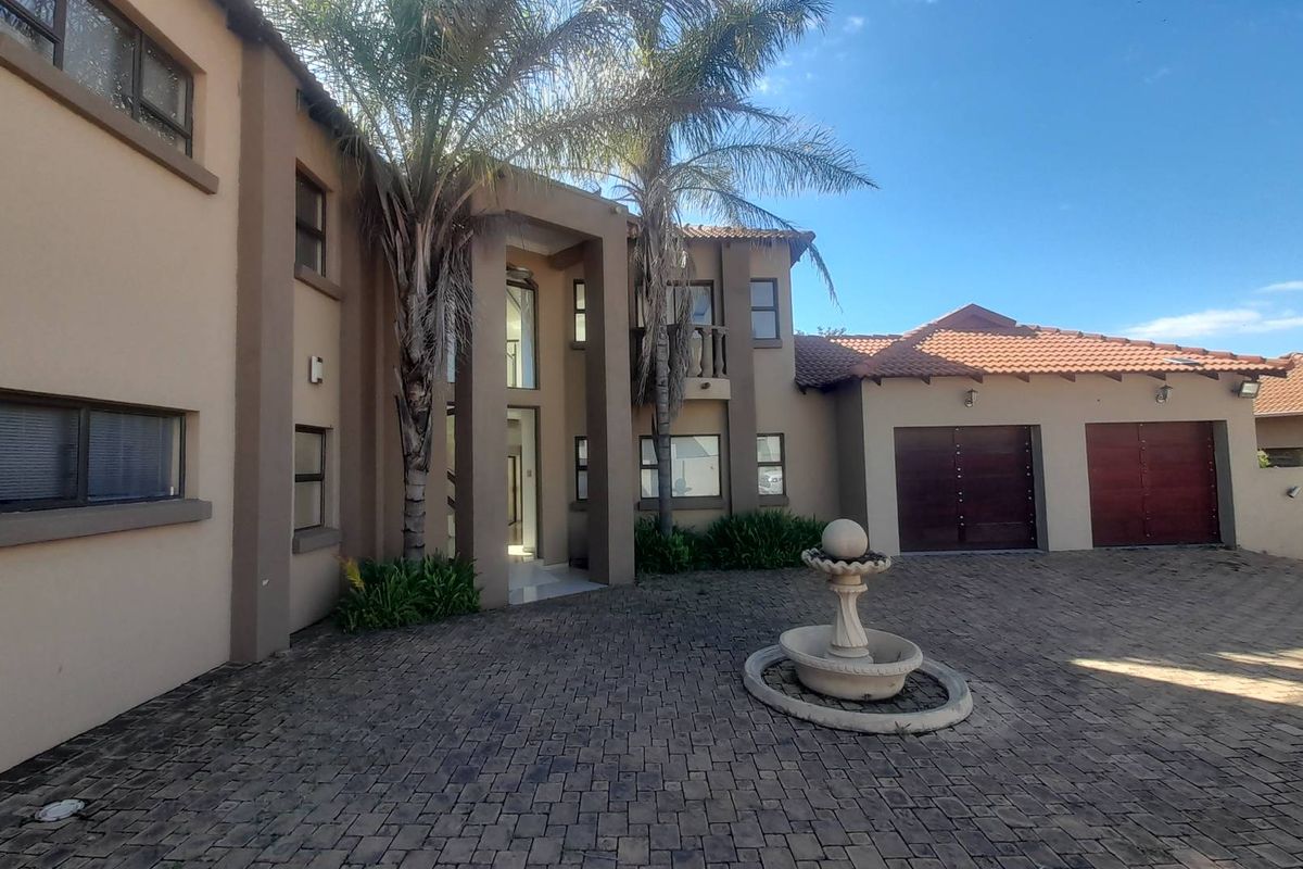 Elevate Your Lifestyle: Luxurious 4-Bed, 4-Bath Estate Living - Photo 2