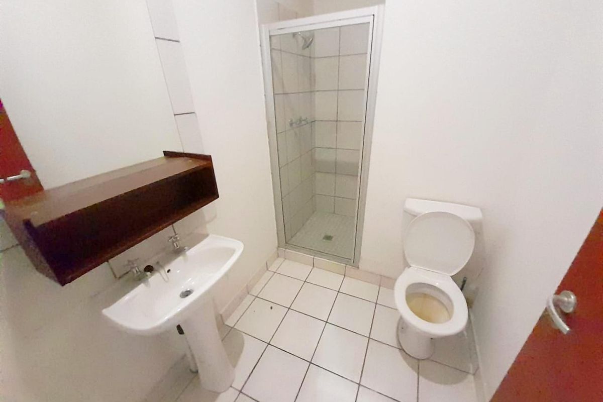 A suitable bachelor pad opposite Witwatersrand! - Photo 4