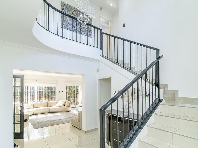 Contemporary Elegance. Sophisticated Living. A Private Garden Retreat! - Photo 2