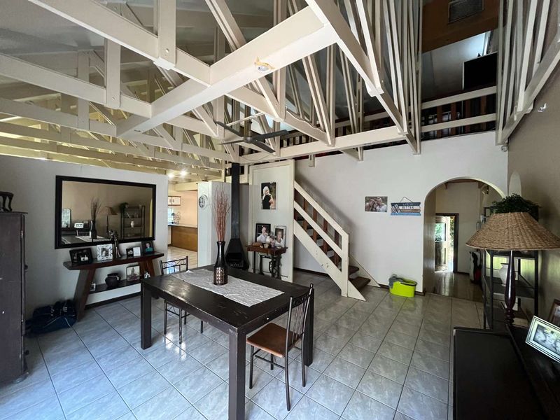 Elegant Double-Storey Family Home in a Prestigious Neighbourhood - Photo 2