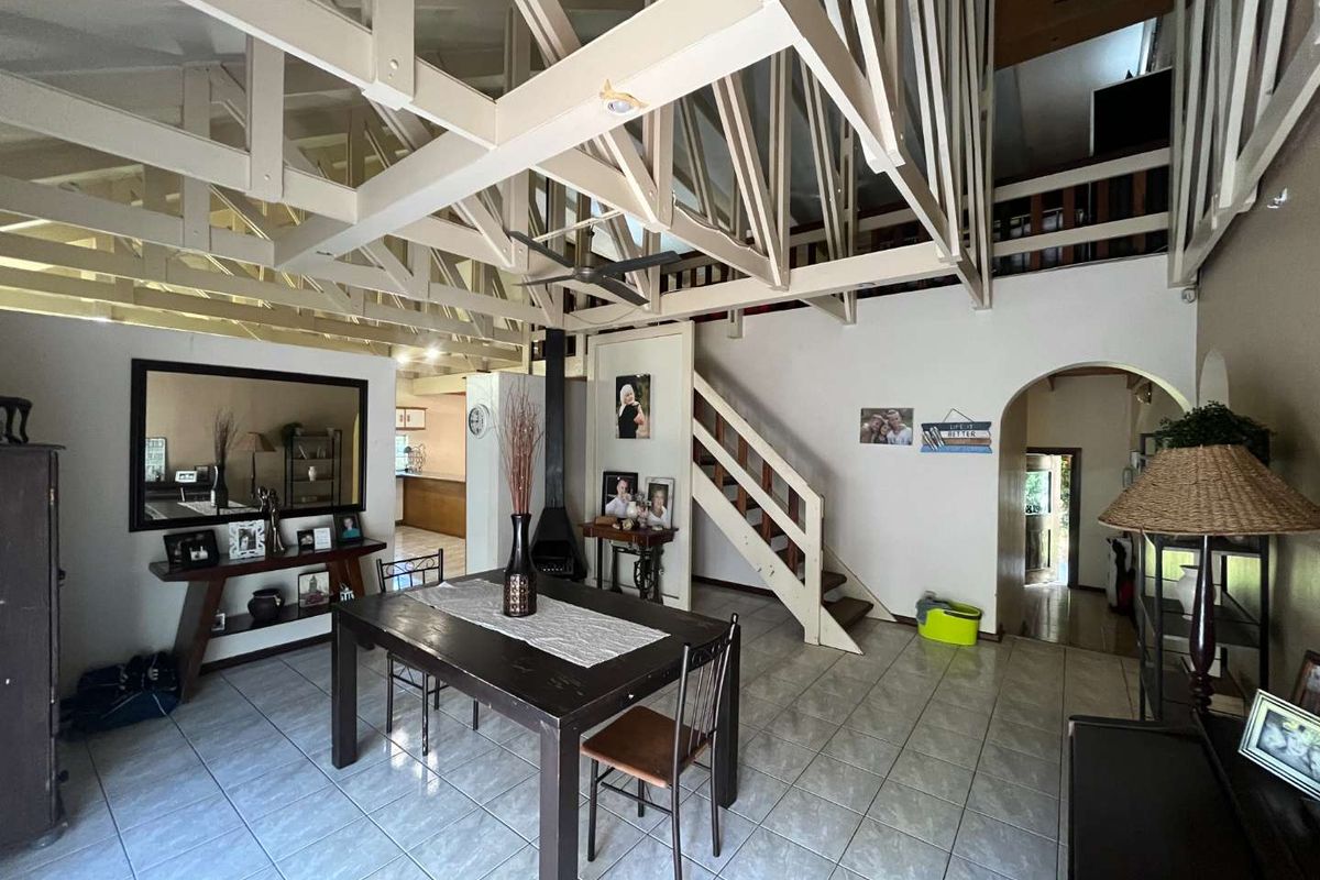 Elegant Double-Storey Family Home in a Prestigious Neighbourhood - Photo 2