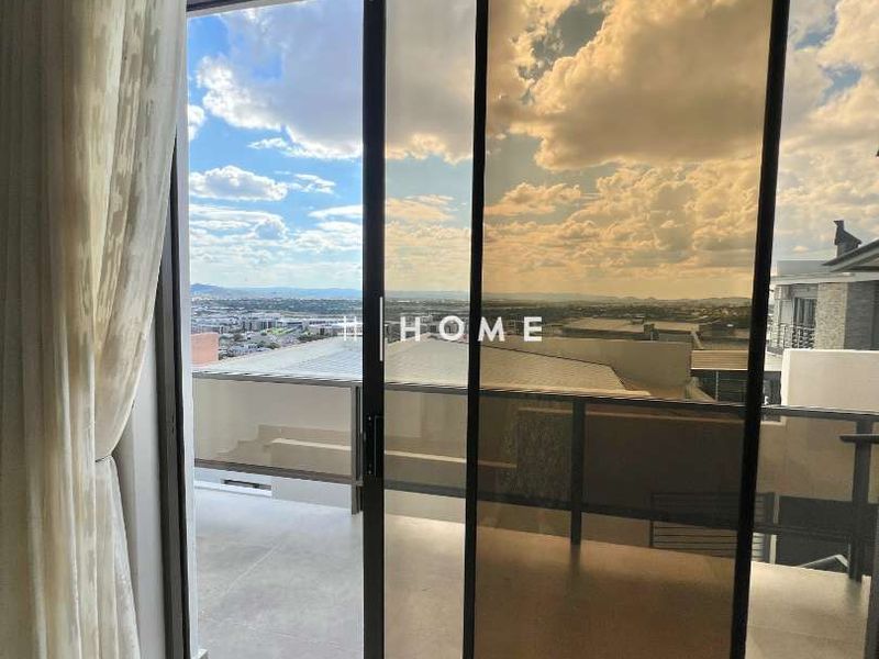 Spacious family home with stunning views - Photo 5