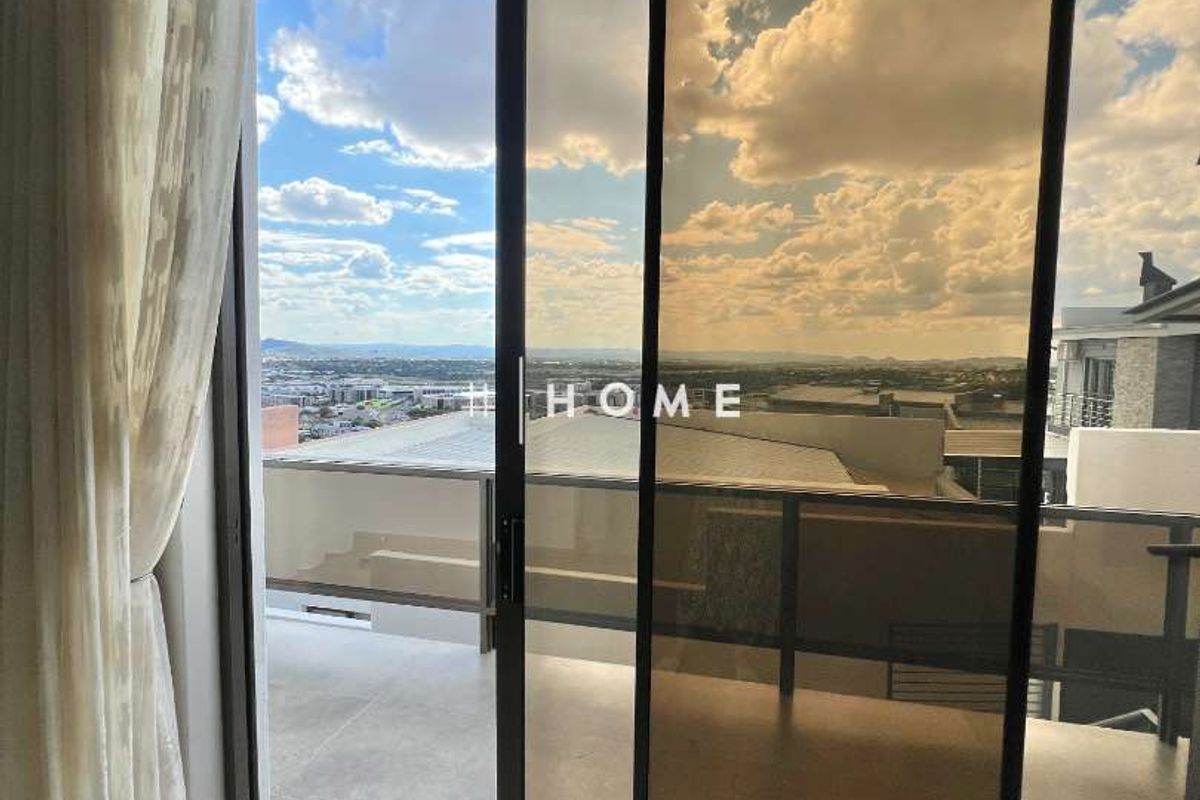 Spacious family home with stunning views - Photo 5