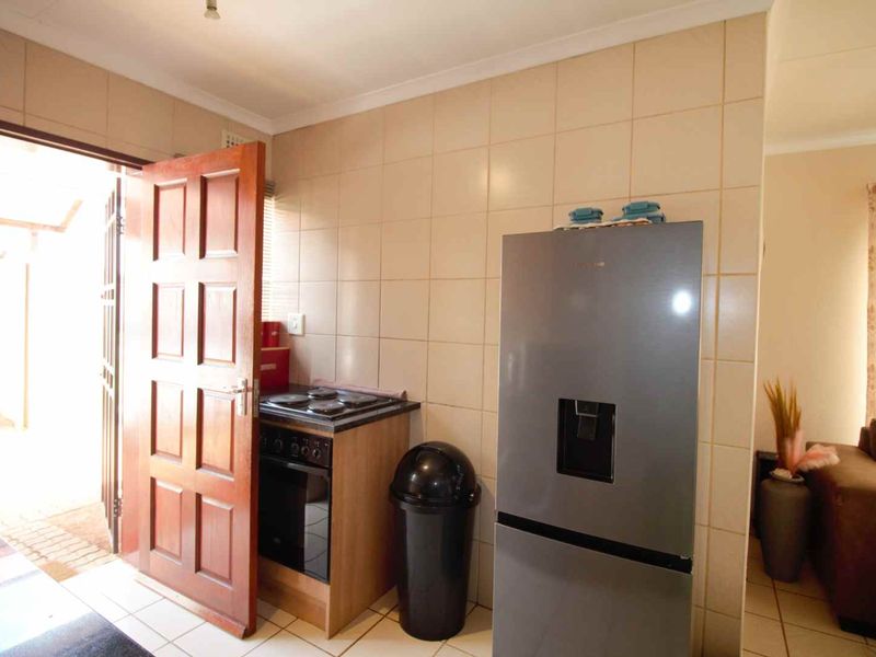 3 Bedroom house for sale in Clayville, Midrand Village Estate - Photo 8