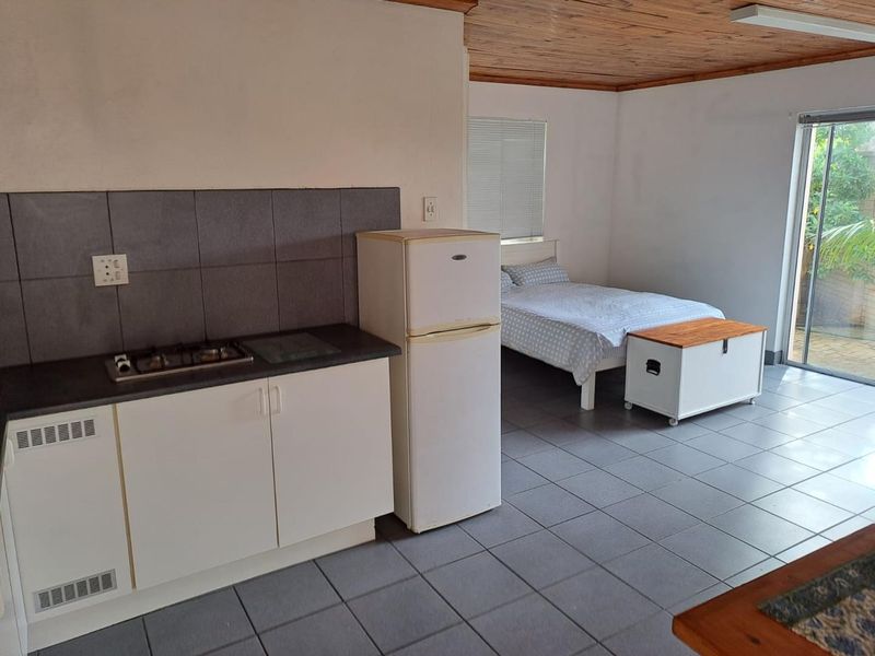 Studio Flat to rent in Summerstrand - Photo 2