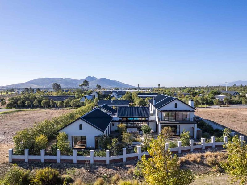 Distinguished Eight-Bedroom Villa-Inspired Home with Meticulous Details on Val de Vie Estate - Photo 2