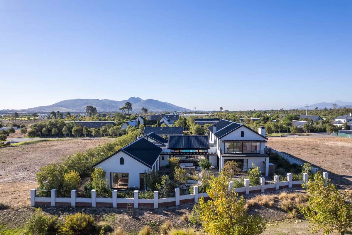 Distinguished Eight-Bedroom Villa-Inspired Home with Meticulous Details on Val de Vie Estate - Photo 2