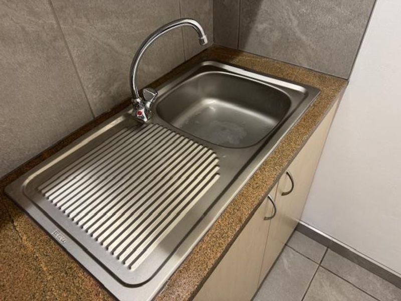 TO LET | Warehouse with Office Component - Photo 4