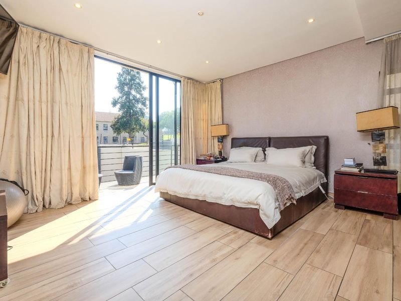 Upmarket Double Storey 3 Bedroom, 2.5 Bath Townhouse with its own splash pool - Photo 7