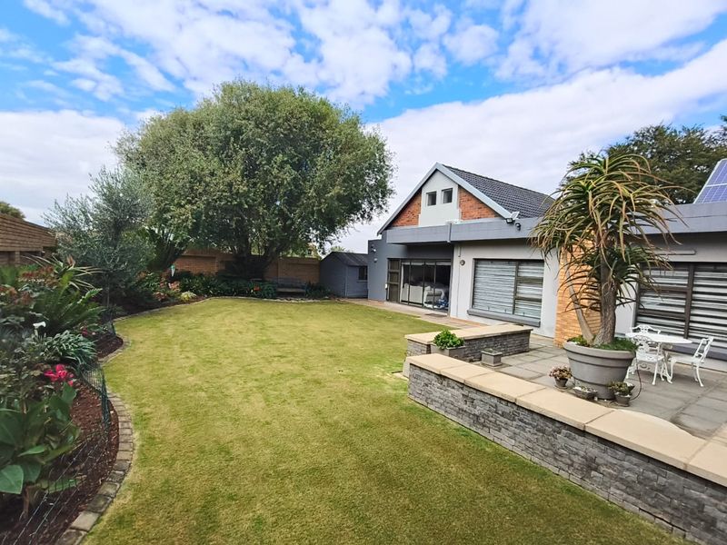 Luxury Living with Income-Generating Flatlet, Heated Pool & Full Solar Power! - Photo 2