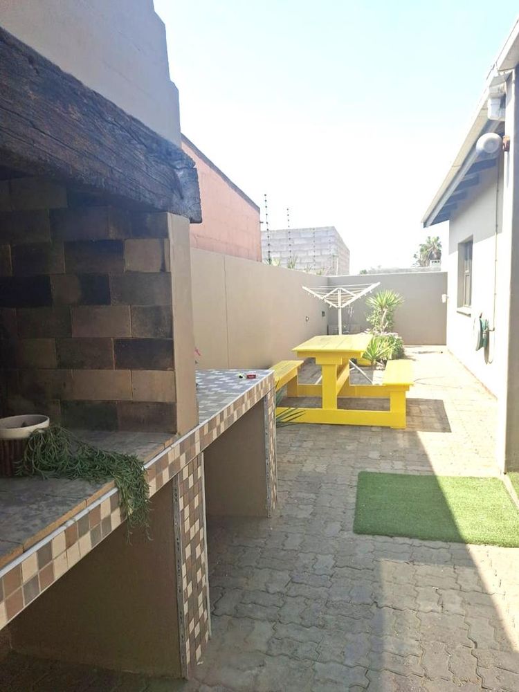 Back enclosed courtyard with BBQ