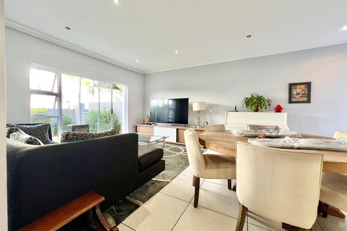 DOUBLE STOREY GARDEN APARTMENT FOR SALE IN BRYANSTON - Photo 4