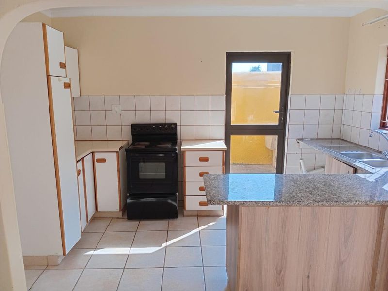 Stylish 3-Bedroom Duplex in the Heart of Empangeni Central! - Photo 2