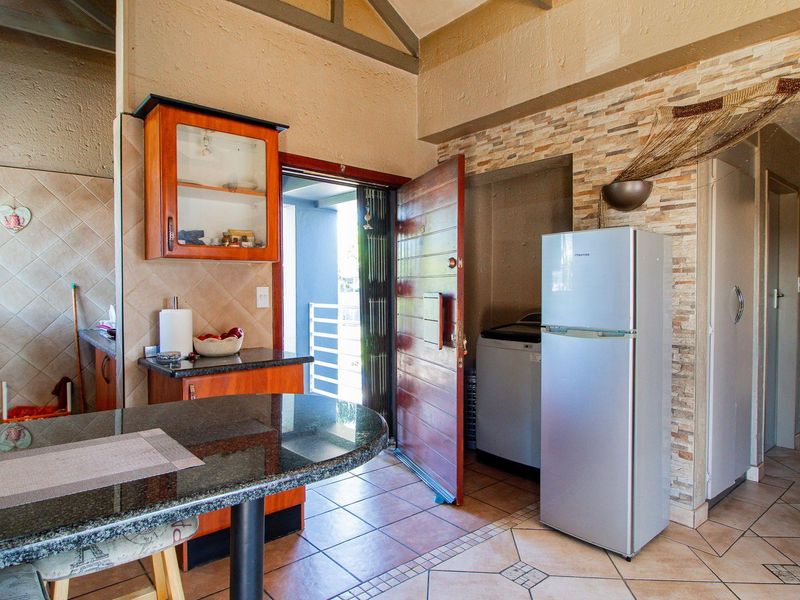 Immaculate 2 Bedroom Townhouse in the Hutch Complex - Photo 5