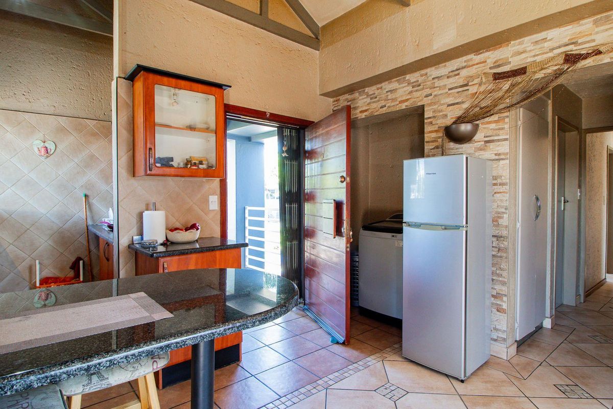 Immaculate 2 Bedroom Townhouse in the Hutch Complex - Photo 5