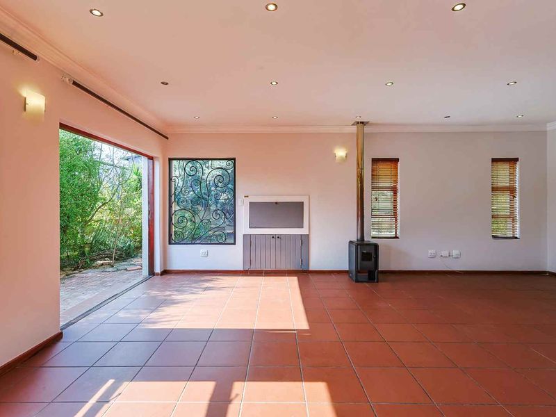 Heron Hill, Olympus – Modern Family Home with Solar System - Photo 8