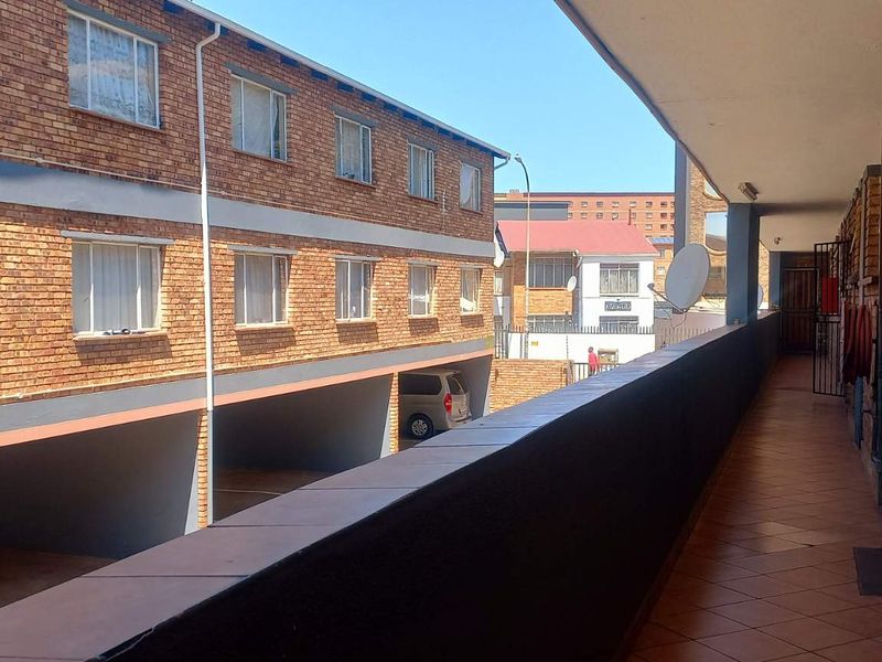 A 2 BEDROOM APARTMENT - Photo 8