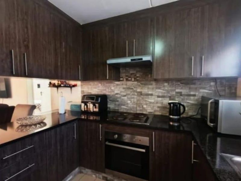 2 Bedroom Townhouse for Sale in Mondeor Johannesburg South - Photo 3