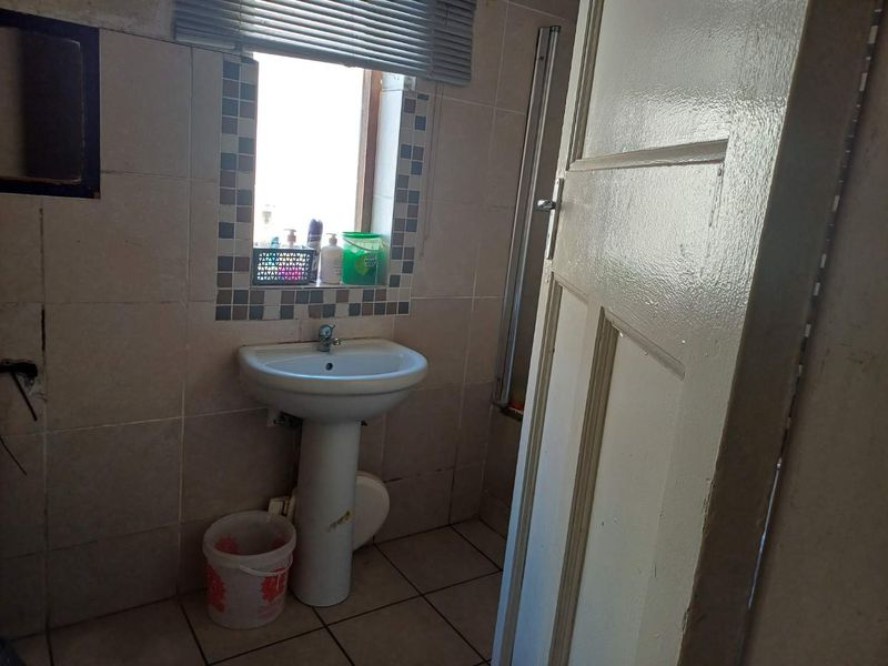 Spacious flat in Established Block - Photo 10