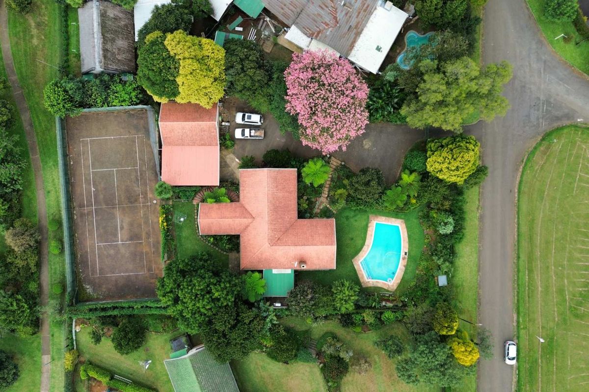 Spacious Family Home with Cottage, Tennis Court & Great Views in Howick North - Photo 2