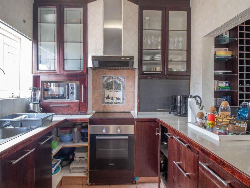 Neat 2 bedroom Townhouse in popular complex - Photo 10