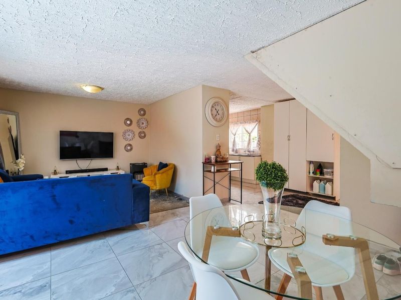 Stylish three-bedroom townhouse is the perfect opportunity for first-time buyers looking for comfort, convenience, and modern living. - Photo 7