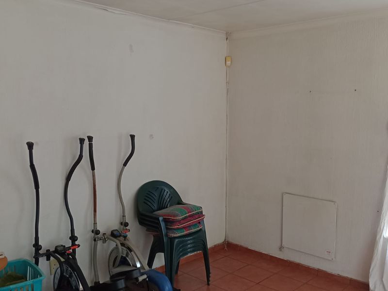 Three bedroom house for sale in Brackendowns - Photo 9