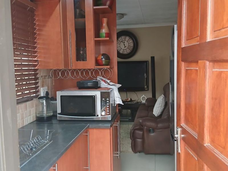 Clayville R 950 000 A lovely family Home - Photo 10