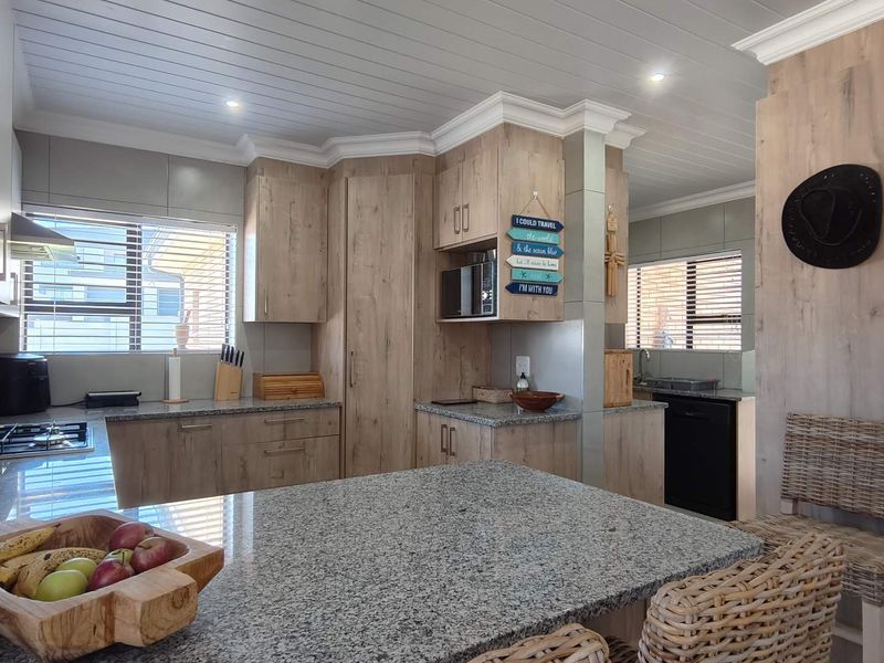 Single Level 3 Bedroom Duet Home For Sale in Island View, Mossel Bay - Photo 3