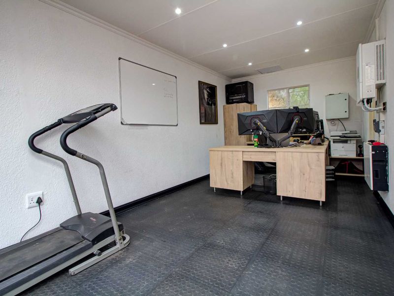 Effortless Elegance: Pool, Jacuzzi, & More - Photo 7