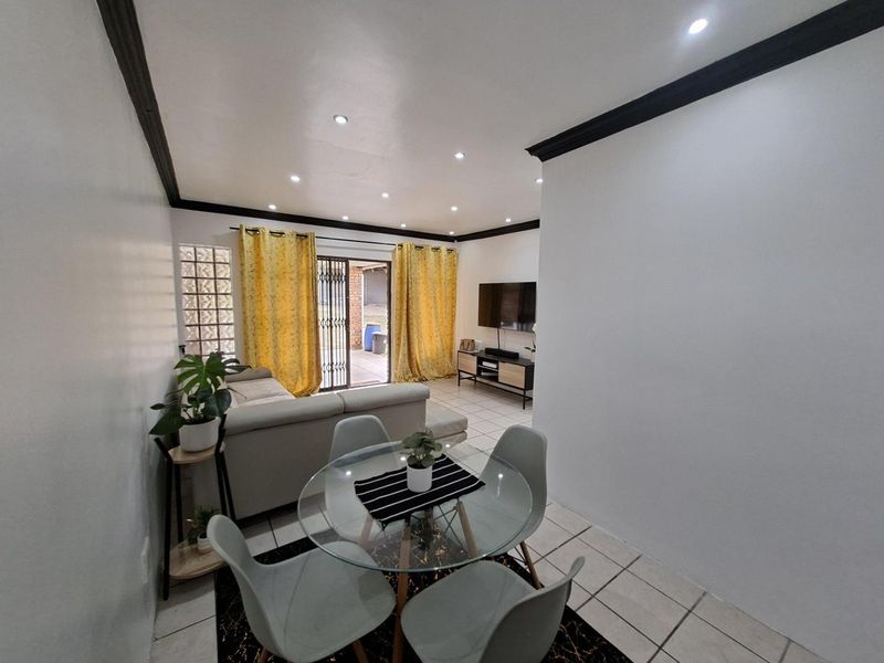 Simplex 3 Bedroom/2 Bathroom with lovely patio and braai area - Photo 2
