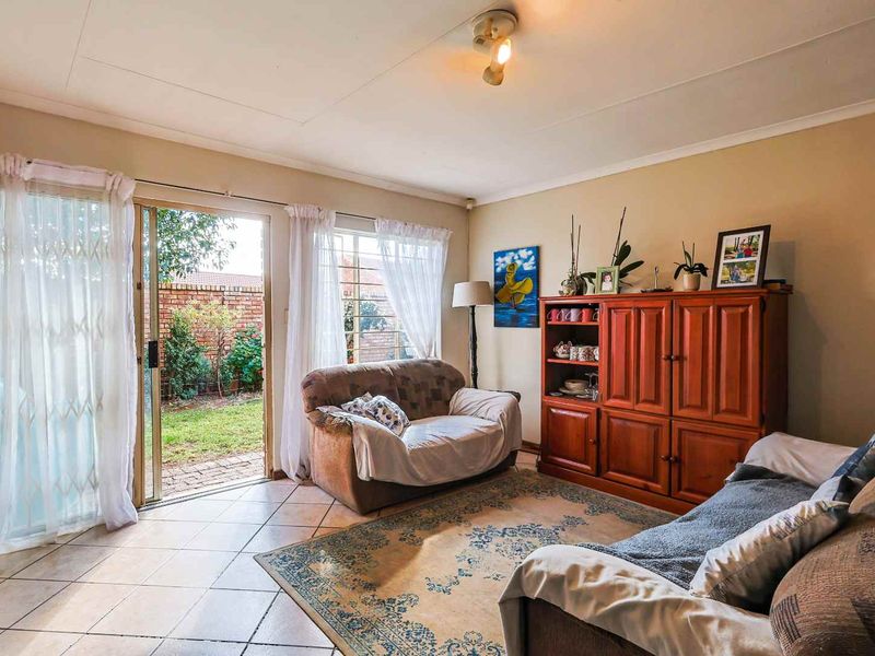 Picturesque 2-Bedroom Townhouse with Private Garden in Secure Lee Park Complex - Photo 6