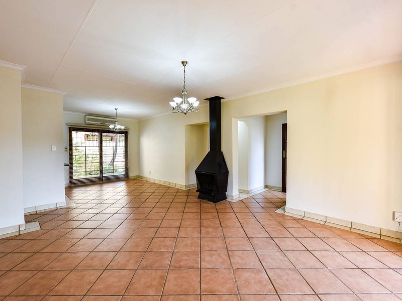 Newly Renovated 3 Bedroom Within Lifestyle Estate - Photo 4