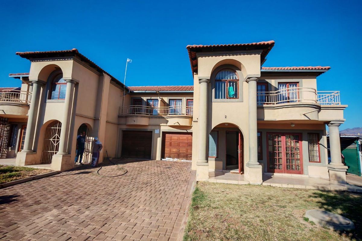 Townhouse For Sale - Photo 2