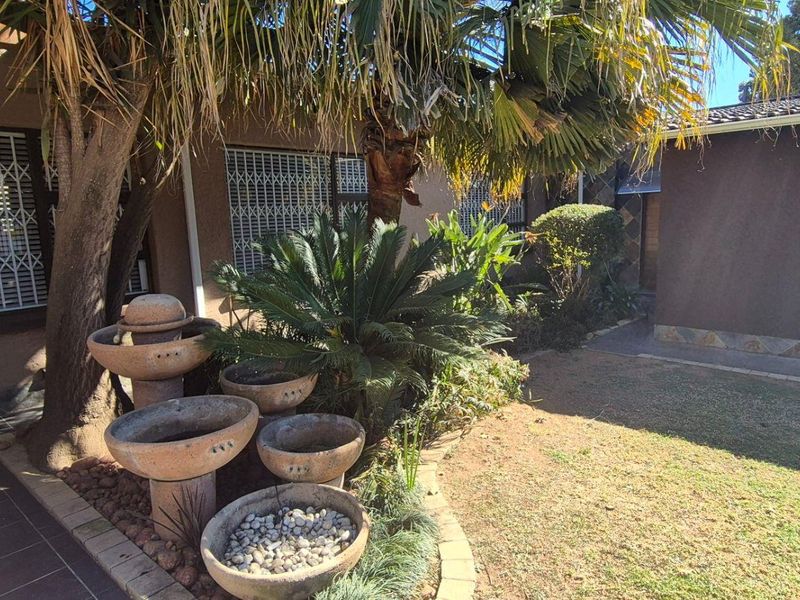 Elegant Family Home with Exceptional Entertainment Spaces | Secure Cul-de-Sac | The Hill, Johannesburg - Photo 10
